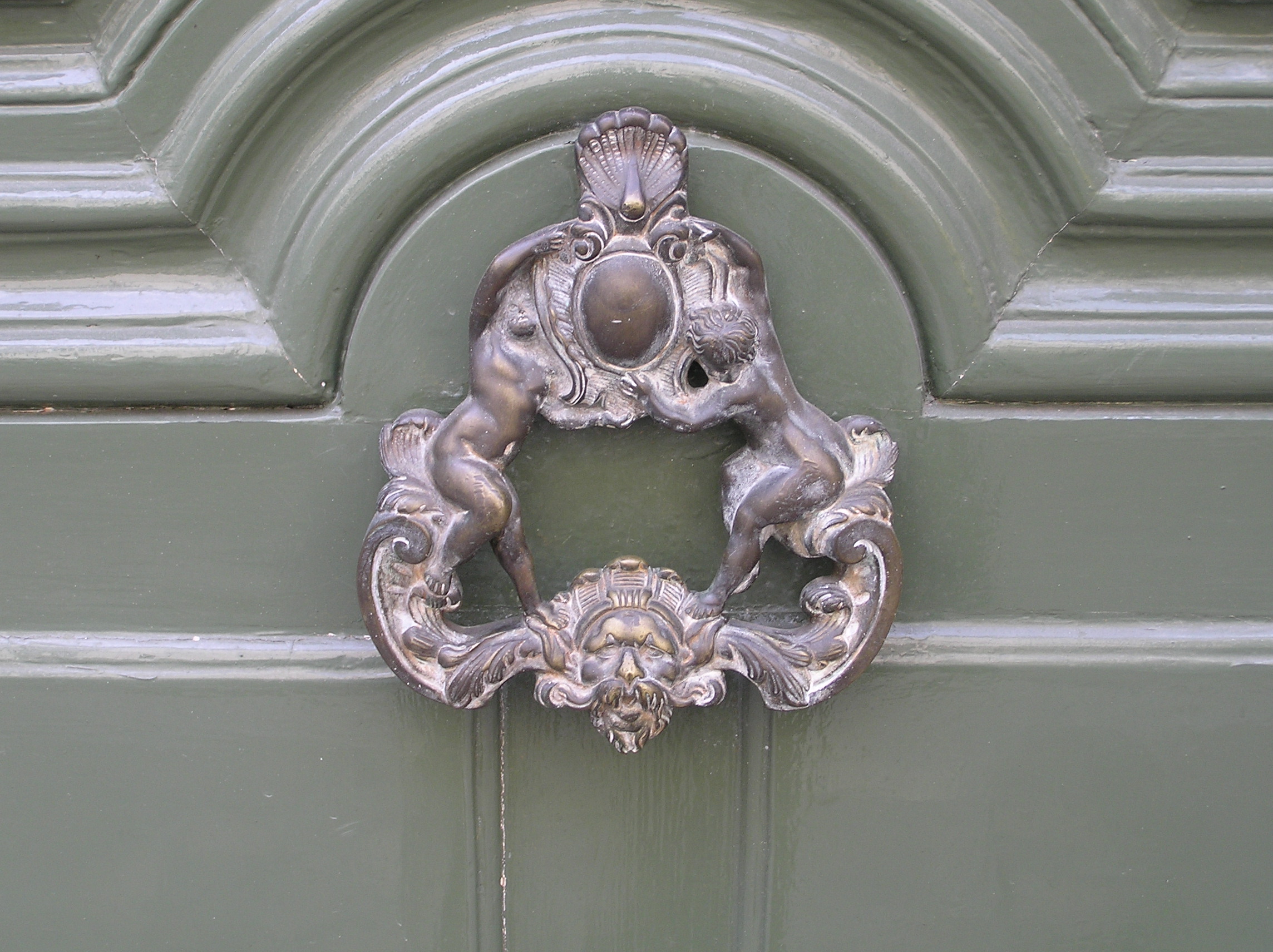 A door knocker at an apartment buidling on Rue St Louis