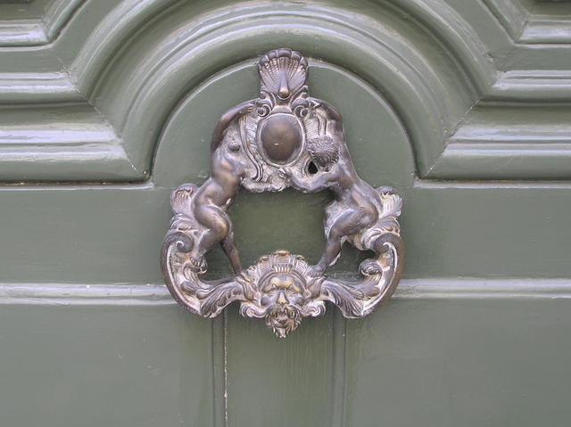 A door knocker at an apartment buidling on Rue St Louis